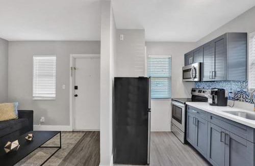 Poinciana Park Apartment | Rustic Retreats Spacious 1BR For 4 guests In The Heart of Fort Lauderdale
