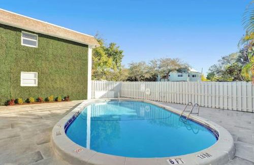 Poinciana Park Apartment | Rustic Retreats Spacious 1BR For 4 guests In The Heart of Fort Lauderdale