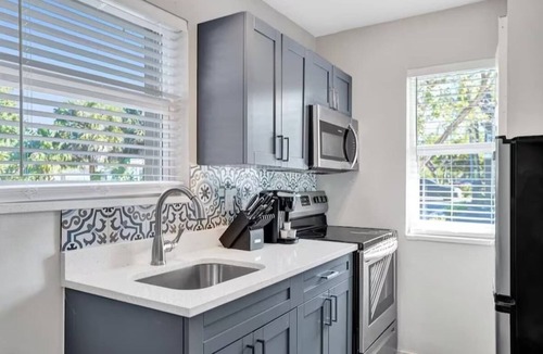 Poinciana Park Apartment | Rustic Retreats 1BR minutes from Las Olas