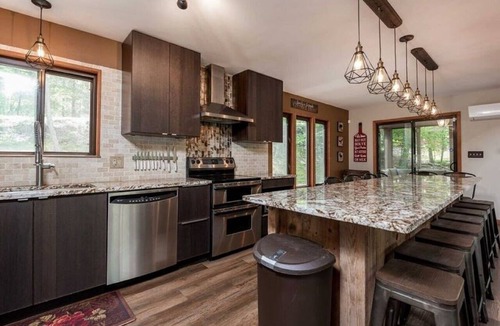 Bushkill Cabin | Rustic Ski Retreat! 2 min. walk to Ski Slopes, 6TVs, Linens, Wi-Fi, A/C, Firepit