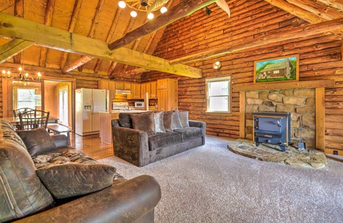 Zanesville Cottage | Rustic Zanesville Getaway w/Expansive Yard!