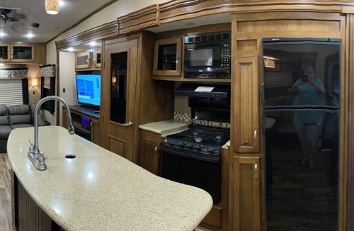 River Oaks House | RV in premiere park and marina on the New River