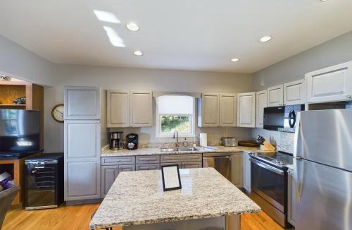Edray House | S Westridge View Cabin with Hot Tub & Ski-Shuttle