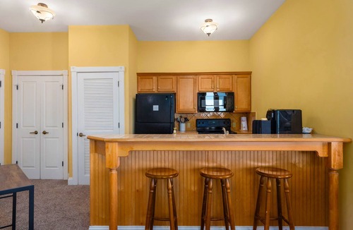 Edray Condo | S100-102 | Heated Garage Parking| Sleeps 12