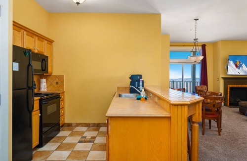 Edray Condo | S100-102 | Heated Garage Parking| Sleeps 12