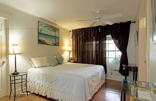 Parrot Cove Bed & Breakfast | Sabal Palm House Bed & Breakfast