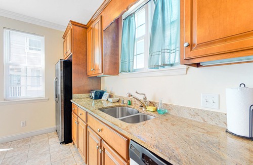 Ocean City House | Saint Louis Ave townhouse central AC & private washer/dryer - near the ocean