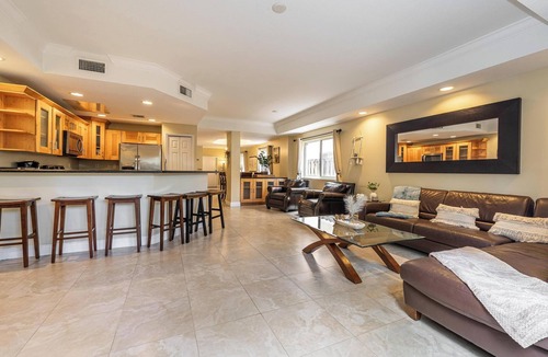 River Oaks House | Salty Fox – 5BD Oasis w/Spa, Beach & Downtown