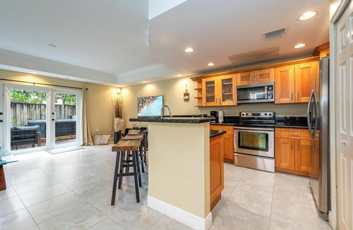 River Oaks House | Salty Fox – 5BD Oasis w/Spa, Beach & Downtown