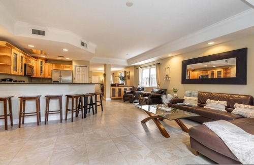 River Oaks Apartment | Salty Fox 5BD Oasis w Spa Beach Downtown