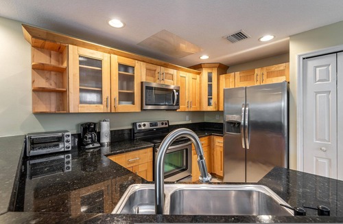 River Oaks Apartment | Salty Fox 5BD Oasis w Spa Beach Downtown