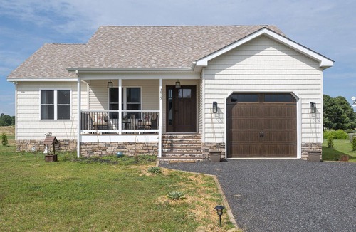 Captain's Cove House | Salty Sea Lyons Landing - Only 20 minutes from Chincoteague Island!