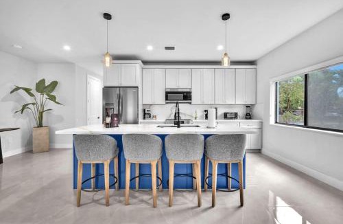West Little Havana House | Sandra's Place - Family - Entire 8BR-6BA