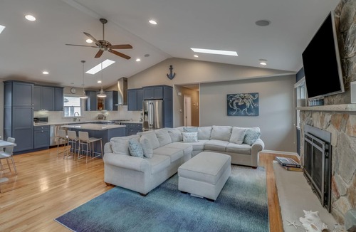 Country Club Estates House | Sandy feet retreat.three blocks to beach!