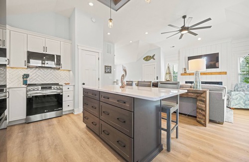 Monteray Shores House | Sandy Pelican: Pool, Hot Tub, Elevator, Close to Beach