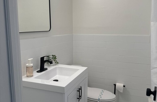 Lauderdale-by-the-Sea Apartment | Sapphire by the Sea Unit 5 King Studio King Bed, walk to the beach