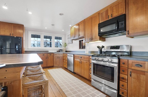 Warwick House | Saybrook Hall | Pickleball, Pool, and Hot Tub!