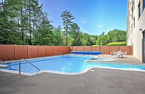 Snowshoe Condo | SC 1110: Dazzling & cozy studio. Perfect summer retreat w/pool!