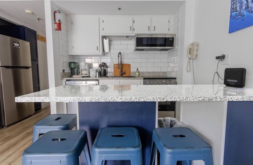 Snowshoe Condo | SC 2217: Renovated Studio w/courtyard views & pool! Perfect for summer!