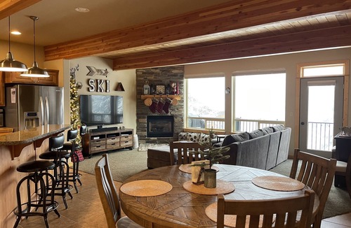 Sandpoint Condo | Schweitzer Condo. TRANSFERABLE SKI LIFT PASS INCLUDED! Hot Tub, 2-car Garage.