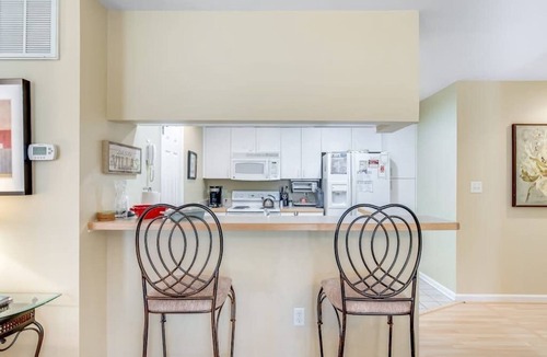 Bethany Beach Condo | Sea Colony Tennis 1st-floor condo with sauna, gym, & pool