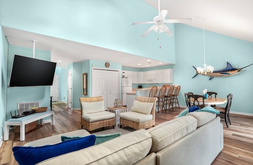 Chincoteague House | Seas the Day | Bright Duplex + Screened Porch + Community Pool + Kid Bunk Room