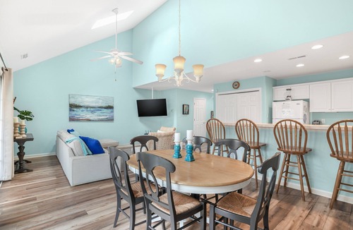 Chincoteague House | Seas the Day | Bright Duplex + Screened Porch + Community Pool + Kid Bunk Room