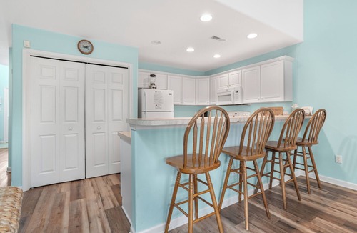 Chincoteague House | Seas the Day | Bright Duplex + Screened Porch + Community Pool + Kid Bunk Room