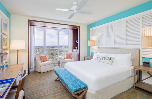 Hollywood Hotel | Seaside Luxe Retreat Perfect for Wellness Enthusiasts with Outdoor Pool