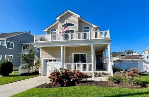 North Wildwood House | Seaside Sanctuary: 5 Bedroom Weekly Vacation Retreat with Pool, Deck, and Beach