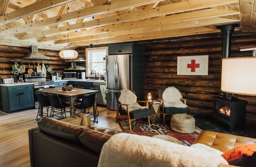 Naples Cabin | Secluded cabin New saltwater hot tub Stream