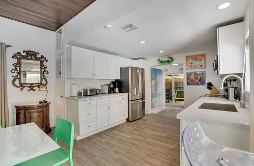 Hallandale Beach House | SECLUDED CARRABEAN PRIVATE RESORT COMPOUND 5 minutes To Ocean. Huge Pool deck.