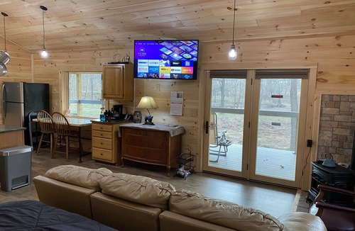 Oriskany Cabin | Secluded Couple’s one bedroom creek view cabin on Craigs Creek in Oriskany Va.