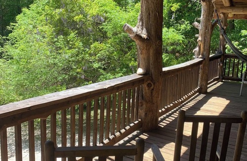 Lovingston Cabin | SECLUDED LAKE FRONT LOG CABIN