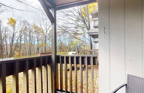 Mendon Condo | Secluded ski condo near Killington with fast WiFi, shared outdoor pool, & tennis