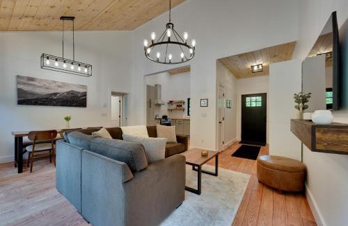 North Pole House | Secluded Wilmington Cabin: Fire Pit & Grill