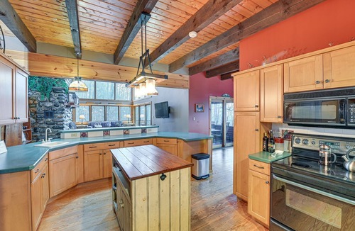 Gloversville House | Secluded Woodland Retreat | Sleeps Large Groups