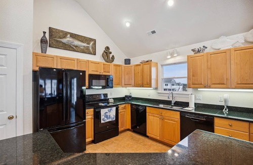 Ocean Sands House | SEMI Oceanfront! Beautiful decor, ocean vws! Noon check in! Pool, HotTub