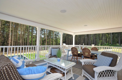 Lakeside House | "Senff 5BR" 2 Hrs NYC, Best Town, Restaurants, Shops, PoshPadsCT, HotTub, Skiing