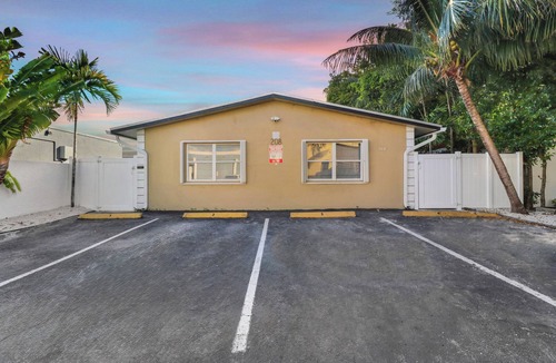Croissant Park Apartment | Serene 2-bedroom apartment with AC in Fort Lauderdale
