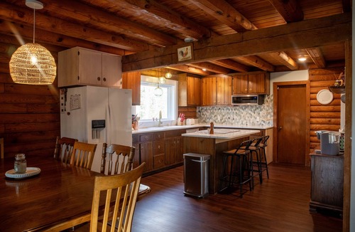 Smithfield House | Serene 8 acre log house vacation getaway w/private hot tub and river access!