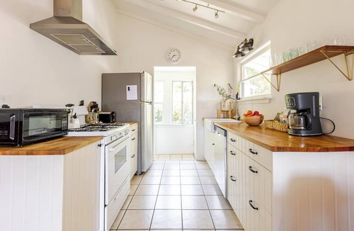 Adams Hill Apartment | Serene and beautiful bohemian retreat, breathtaking views