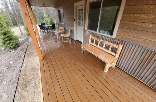Lakeside Cabin | Serene Woodside Cabin: Modern Amenities in Nature