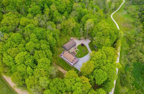 Killbuck House | ‘Shady Point Retreat’ w/Hot Tub & Pickleball!
