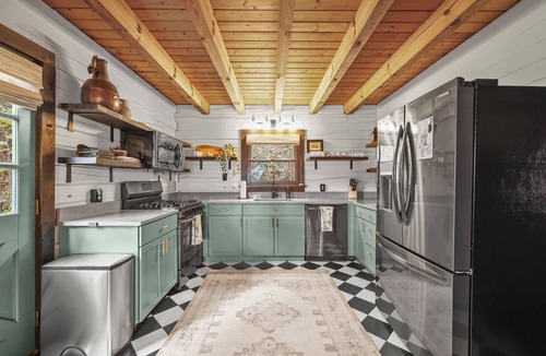 West Stockbridge Cabin | Shaker Pine Cabin: your cozy Berkshires retreat in the middle of it all!