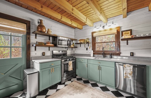 West Stockbridge Cabin | Shaker Pine Cabin: your cozy Berkshires retreat in the middle of it all!