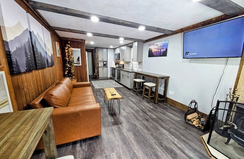 Edray House | Shamrock 73 - 2br/2ba - Pet Friendly - Fully Renovated!