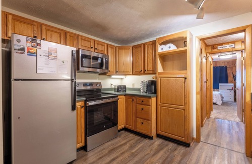 Edray House | Shamrock condo courtyard area features a bike wash rack, pickleball/tennis court, basketball court, covered pavilion, grills, firepit and playground! Inside the condo there is space for everyone! Ample parking and easy access to walking path.
