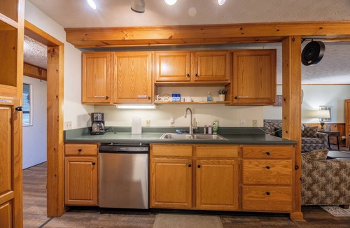 Edray House | Shamrock condo courtyard area features a bike wash rack, pickleball/tennis court, basketball court, covered pavilion, grills, firepit and playground! Inside the condo there is space for everyone! Ample parking and easy access to walking path.