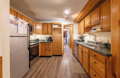 Edray House | Shamrock condo courtyard area features a bike wash rack, pickleball/tennis court, basketball court, covered pavilion, grills, firepit and playground! Inside the condo there is space for everyone! Ample parking and easy access to walking path.